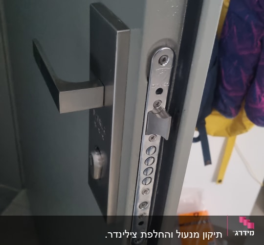 מנעול דלת מתכת עם ידית כסופה ובריחים